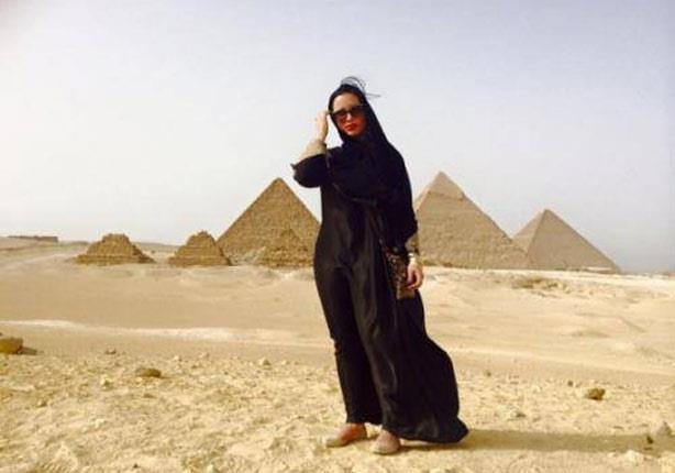ممثلة أفلام البورنو الأمريكية تنفي علاقتها بالأفلام والمقاطع الجنسية في الهرم 